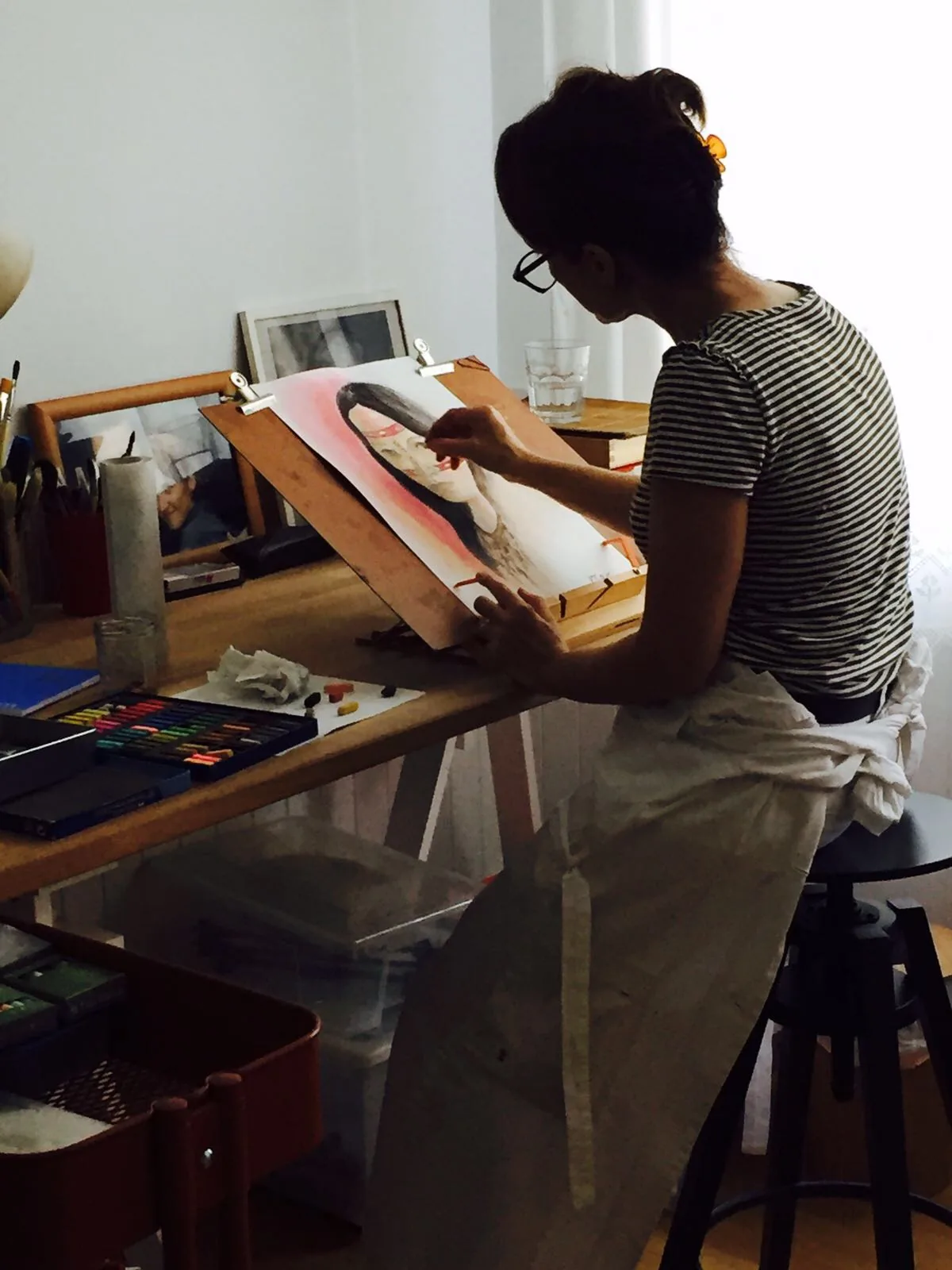Catherine Le Gall dans son atelier, portrait au pastel